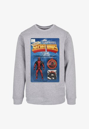 Hallgrey svettis, millel on trükipilt punasest Deadpooli figuurist, mis on pakendatud retro kaardile koos kilbi ja tarvikutega.