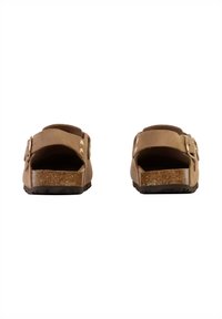 Sandales marron avec deux larges brides, semelle intérieure texturée et semelle intermédiaire en liège. Comprend deux boucles en métal réglables et une semelle en caoutchouc durable.