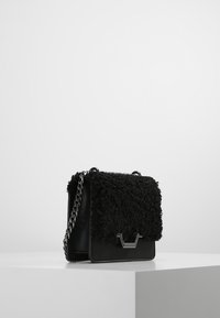 Topshop Taška s příčným popruhem - black