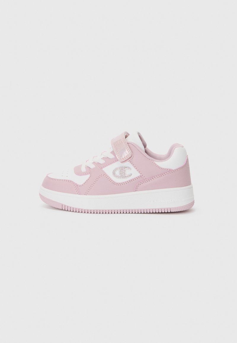 Baskets de sport roses claires avec des accents blancs, une sangle à crochets, un revêtement texturé et une semelle en caoutchouc. Présente un logo de la marque sur le côté.