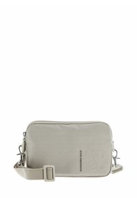 Borsa a tracolla in tessuto beige con superficie testurizzata, chiusura con zip, tracolla regolabile e dettagli in metallo. Design minimalista, forma rettangolare.