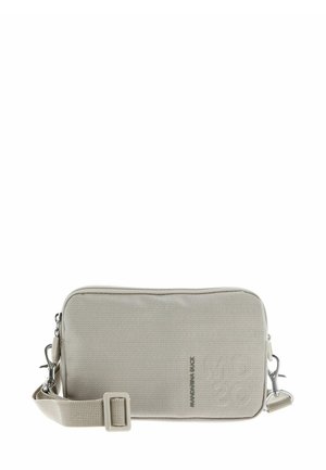 Borsa a tracolla in tessuto beige con superficie testurizzata, chiusura con zip, tracolla regolabile e dettagli in metallo. Design minimalista, forma rettangolare.