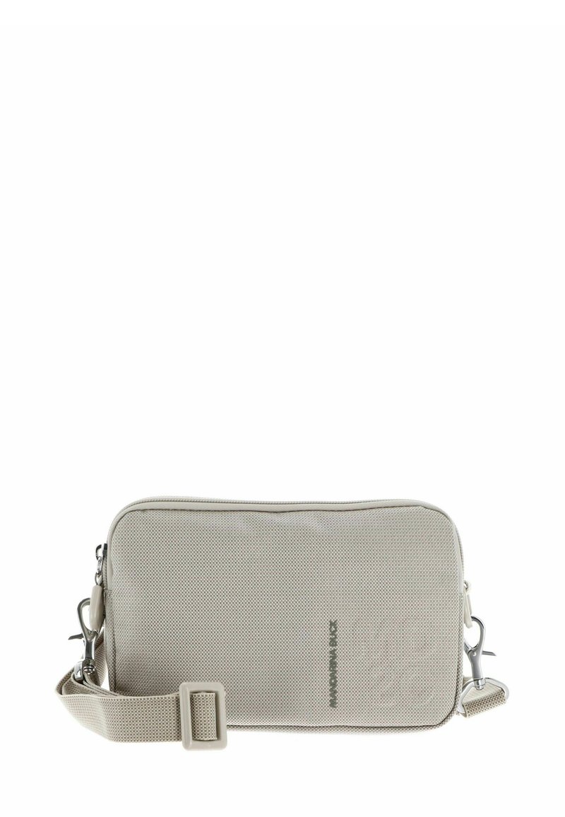 Borsa a tracolla in tessuto beige con superficie testurizzata, chiusura con zip, tracolla regolabile e dettagli in metallo. Design minimalista, forma rettangolare.