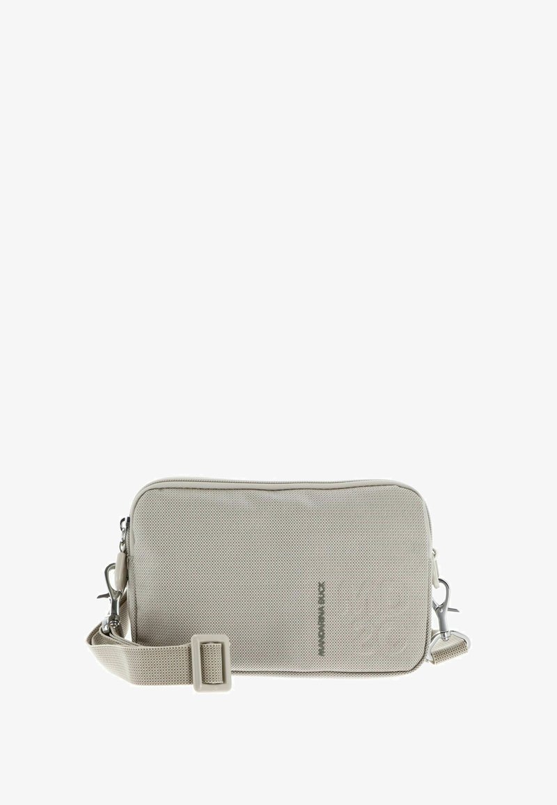 Borsa a tracolla in tessuto beige con superficie testurizzata, chiusura con zip, tracolla regolabile e dettagli in metallo. Design minimalista, forma rettangolare.