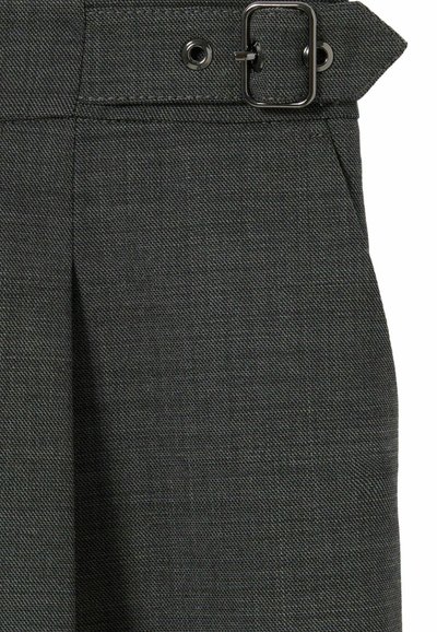 Pantaloni in tessuto grigio con pieghe, fibbia per cintura e accenti metallici. La texture è liscia con un motivo sottile.