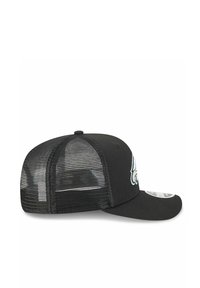 Schwarze Trucker-Cap mit einem solidem Vorderteil und einem Netzrücken, ausgestattet mit einem gebogenen Schirm und besticktem Logodetail auf der Vorderseite.