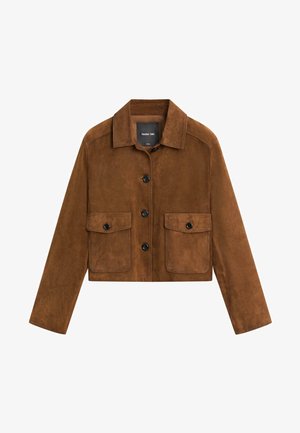 Bruine suède cropped jas met een puntige kraag, vier zwarte knopen aan de voorkant en twee klepzakken met knopen.