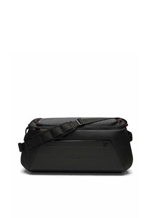 Zwarte Under Armour duffel tas met verstelbare schouderriem, voorvak met rits en gestructureerd bovenpaneel op een witte achtergrond.