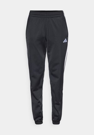 Pantaloni sportivi neri con vita elastic allargata, gambe affusolate e strisce laterali bianche. Presenta un piccolo logo grigio a tre foglie sulla coscia sinistra.