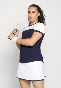 ASICS WOMEN COURT TOP - Αθλητικό μπλουζάκι - midnight/brilliant white