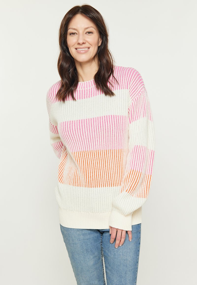 Gebreide trui met horizontale strepen in roze, wit en oranje. Geribbeld textuur met een ronde halslijn en een relaxte pasvorm, gecombineerd met een blauwe jeans.