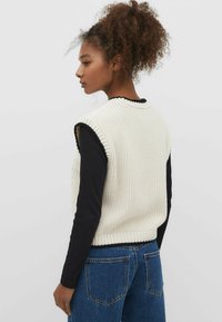 Stradivarius CABLE - Strickpullover - beige