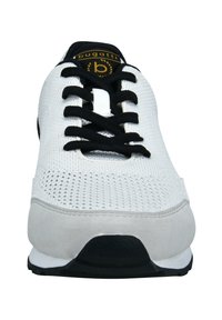 Weißer Mesh-Sportschuh mit schwarzen Schnürsenkeln und Gummisohle. Verfügt über einen Wildledereinsatz und ein Logo auf der Zunge, das Atmungsaktivität und Komfort bietet.