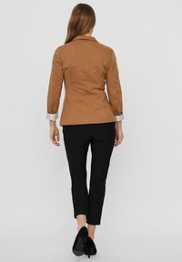 Vero Moda Bleizeris - tobacco brown