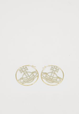 Kuldse rõngaskõrvarõngad keeruka lõigatud laeva disainiga, kaunistatud sädeleva kiviga; ümmargune kuju läikiva viimistlusega.