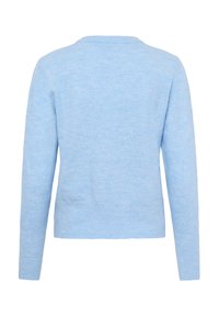 Svetlo modra pletena pulover s okroglim ovratnikom in dolgimi rokavi. Tkanina ima mehak teksturo in subtilen vzorec.