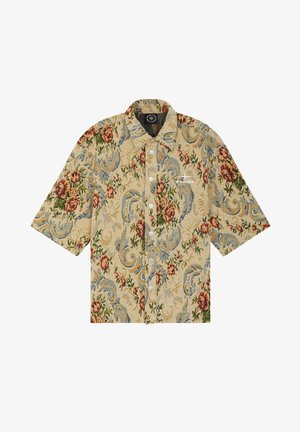 Camisa de manga corta en tela beige con un patrón floral en rojo, azul y verde. Presenta un cierre de botones en el frente y un diseño de cuello relajado.