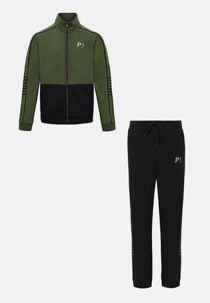 Tweedelig trainingspak met een olijfgroene en zwarte jas met ritssluiting en "P1"-logo, en zwarte broek met trekkoord, bijpassend logo en gestreepte details.