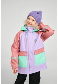 Χρωματιστό αδιάβροχο μπουφάν με μωβ κορυφή, ροζ μανίκια και τσέπες σε μέντα πράσινο. Περιλαμβάνει κουκούλα και αντανακλαστικές λεπτομέρειες.