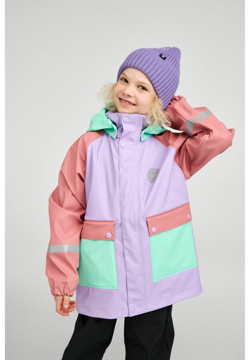 Χρωματιστό αδιάβροχο μπουφάν με μωβ κορυφή, ροζ μανίκια και τσέπες σε μέντα πράσινο. Περιλαμβάνει κουκούλα και αντανακλαστικές λεπτομέρειες.