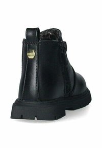 Stivaletto alla caviglia in pelle nera con cerniera laterale, suola in gomma testurizzata e un dettaglio metallico esagonale sul tallone. Finitura liscia e design strutturato.