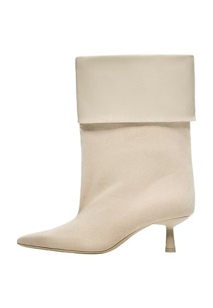 Bershka, HIGH-HEEL WITH FOLD-OVER DETAIL -  ANKLE BOOTS - Bottines - white