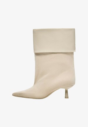 Bershka, HIGH-HEEL WITH FOLD-OVER DETAIL - ANKLE BOOTS - Bottines - white