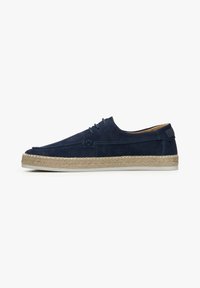 Granatowe zamszowe buty espadryle w stylu, z zaokrąglonym noskiem, sznurowanym wykończeniem i plecioną podeszwą z juty. Minimalistyczne detale przeszycia.
