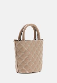 Beige gewatteerde handtas met dubbele handgrepen, voorzien van een stiksel met ruitpatroon en een klein accent van goudkleurig metaal.