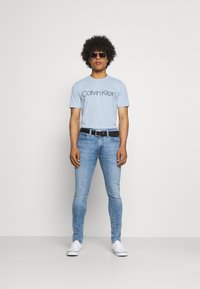 Calvin Klein FRONT LOGO - T-shirt estampada - blue