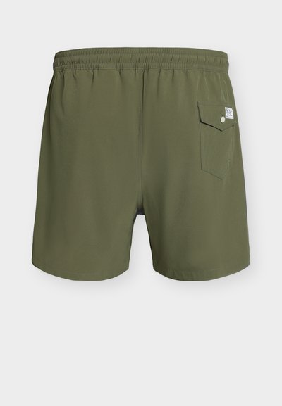 Olivgrüne Herren-Badeshorts mit elastischem Bund und einer einzelnen mit Knopf verschlossenen Gesäßtasche mit kleinem weißem Etikett.