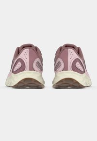 New Balance FRESH FOAM ARISHI V4 - Pantofi de alergare pe asfalt - pink salt