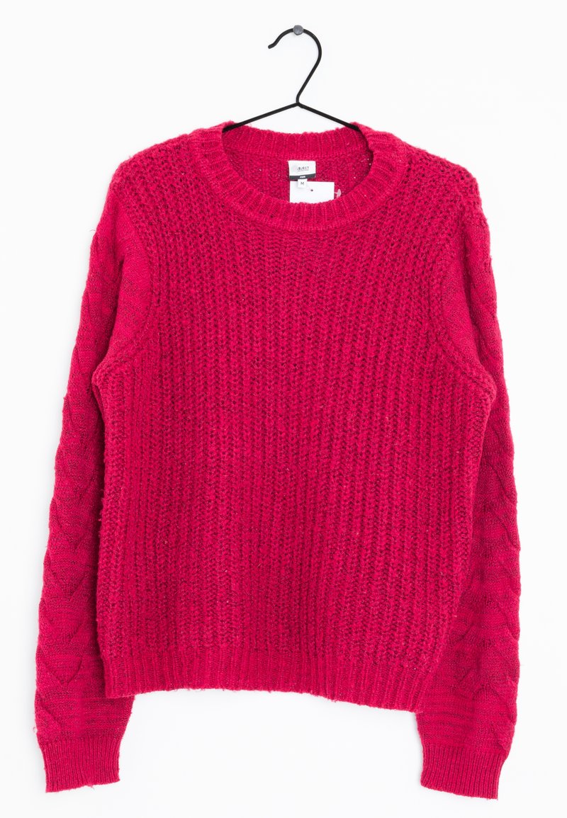 Gruby sweter z dzianiny w jasnoróżowym kolorze, z prążkowaną fakturą i warkoczowymi detalami na rękawach. Okrągły dekolt i lekko skrócony krój.