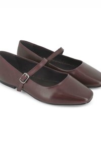 Bailarinas de cuero marrón con punta puntiaguda, correa en el tobillo con hebilla plateada y textura lisa. Suela de goma de perfil bajo.