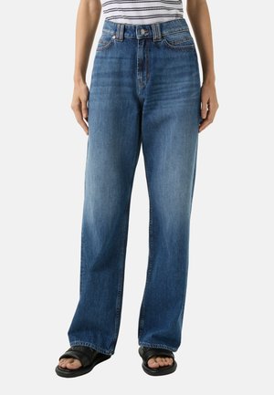Jeans z wysokim stanem i szerokimi nogawkami w średnim niebieskim dżinsie z delikatnym wyblaknięciem, z klasycznym zapięciem na guziki i kieszeniami z przodu.