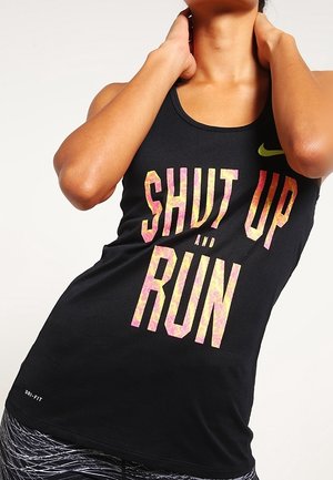 Schwarzes ärmelloses Sporttop mit farbiger Aufschrift "SHUT UP AND RUN", getragen von einer Person mit Händen hinter dem Nacken.
