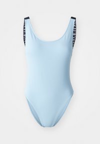 Helles blaues Badeanzug-Overall mit einem Rundhalsausschnitt und kontrastierenden schwarz-weißen gestreiften Trägern. Glatte Textur, Design mit niedrigem Rückenausschnitt.