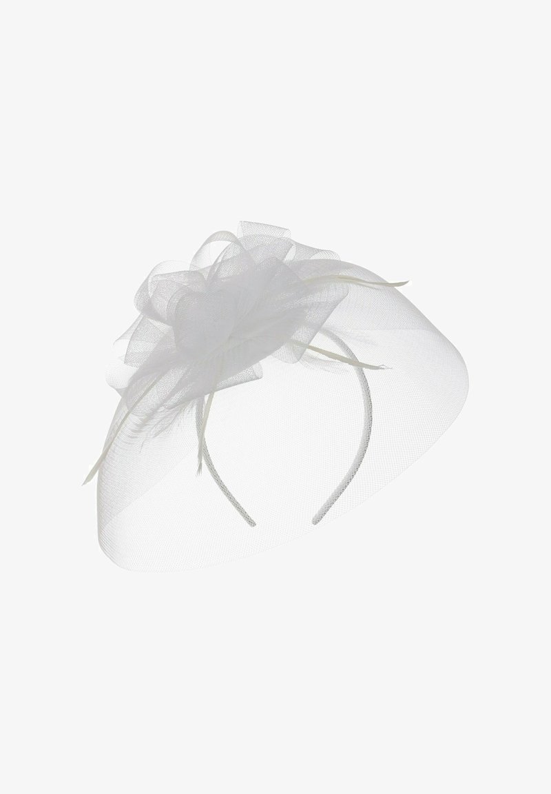 Weißer Fascinator aus gestuften Tüll, mit floralem Akzent auf einem dünnen Kopfband. Leichte und luftige Textur, ideal für formelle Anlässe.