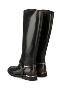 Wysokie czarne gumowe kalosze o wysokim połysku, z dekoracyjnym paskiem i złotym detalem. Czerwona gumowa podeszwa.