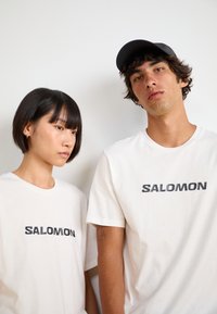 Salomon LOGO TEE UNISEX - T-shirt estampada - white