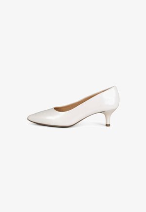 Zapato de salón de mujer de charol blanco con punta fina y tacón bajo de tipo «kitten», mostrado de perfil sobre fondo blanco.