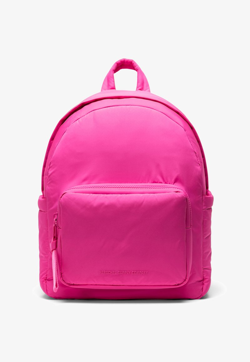 Sac à dos en nylon rose de forme arrondie, avec une poche zippée à l'avant et une poignée supérieure. Présente une texture lisse et un logo de marque bien visible.