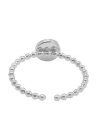 Anello in argento con un design a perline, caratterizzato da una parte superiore rotonda e liscia, forma aperta e finitura lucida per un aspetto riflettente.