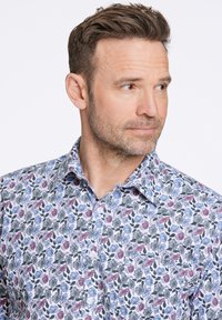 Camicia button-up bianca con un motivo floreale caratterizzato da fiori blu, viola e verdi. Tessuto di cotone con un design a colletto classico.