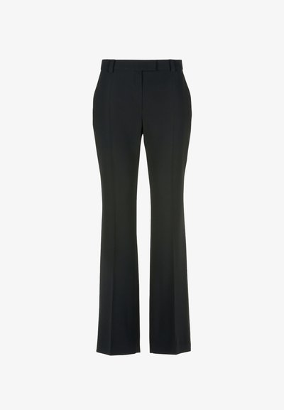 Pantalones negros acampanados con una textura suave y pliegue frontal. Presenta una cintura clásica y sin adornos visibles.