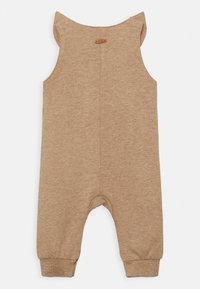 Brun ærmeløs baby romper med afsluttede ben, blødt stof og lille mærke placeret i midten af den øverste del af ryggen.