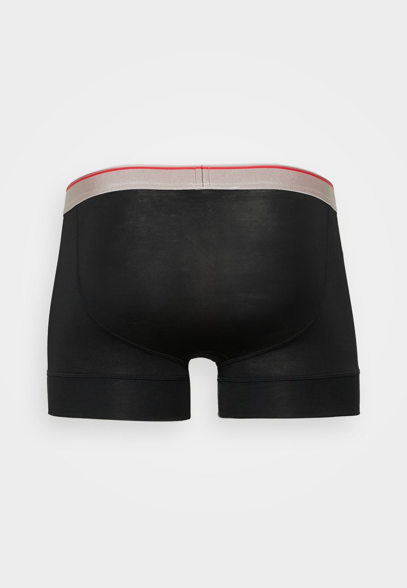 Boxer briefs neri con una cintura metallicamente argento e dettagli rossi. Tessuto morbido e design a gamba corta per il comfort.