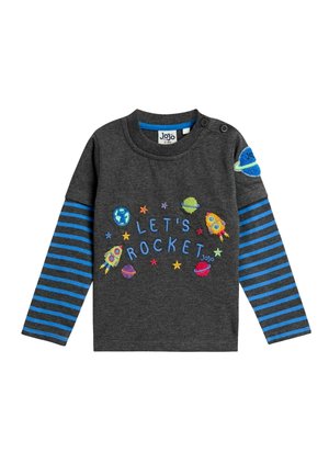 Dunkelgraues Kleinkinderoberteil mit langen Ärmeln in blau-hellgrauen Streifen, bestickt mit einem Weltraum-Thema, einschließlich Raketen, Planeten, Sternen und dem Text "LASST UNS RAUSFLIEGEN".