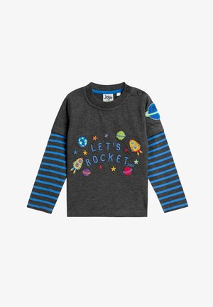 T-shirt gris foncé pour tout-petits avec des manches longues rayées bleu et gris, broderie sur le thème de l'espace comprenant des fusées, des planètes, des étoiles et le texte "ENVOYONS-NOUS DANS L'ESPACE".