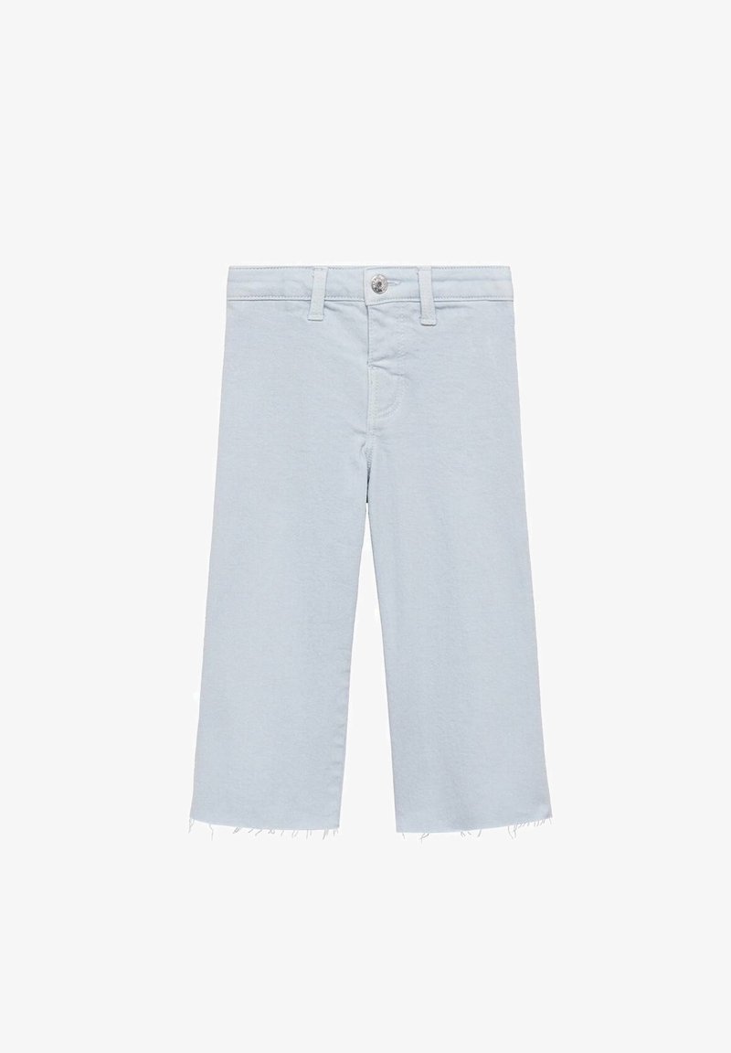 Hellblaue, cropped Jeanshose mit fransigem Saum, Fünf-Taschen-Design und vorderem Knopfverschluss. Das Material wirkt weich und leicht.